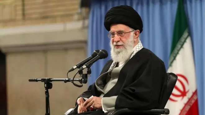 المرشد الأعلى للثورة الإيرانية آية الله علي خامنئي يقول إن إيران لا تمثل تهديدا لأي دولة، مضيفا أنها عازمة على ضمان أمنها فقط