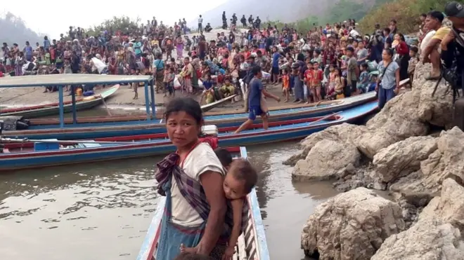 ชาวกะเหรี่ยงที่หนีการถูกโจมตีของกองทัพเมียนมาอพยพข้ามแม่น้ำสาละวินมาอยู่ที่ฝั่งไทยใน จ.แม่ฮ่องสอน เมื่อวันที่ 29 มี.ค.