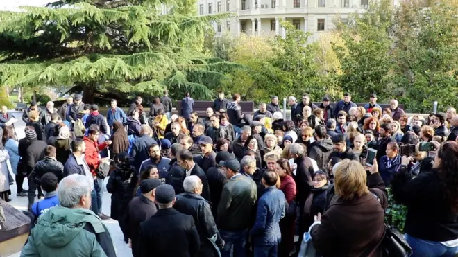 Bakının "Sovetski" adlanan ərazisində yaşamış yüzə yaxın sakin etiraz edir ki, evlərinin sökülməsində haqsızlığa yol verilib