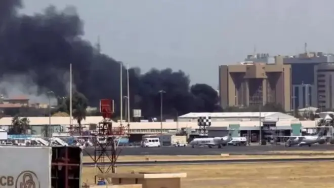 مطار الخرطوم تعرض لقصف مما ادى لتدمير طائرات