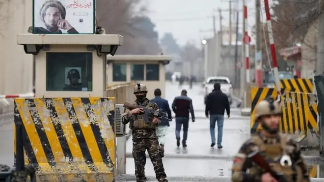 مأموران امنیتی در نزدیکی محل انفجار انتحاری در شش‌درک کابل