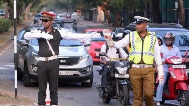 පොලිසිය සහ ආරක්ෂක හමුදා රථවාහන හැසිරවීම සම්බන්ධව මෙම ඡායාරූපය සමාජ මාධ්‍ය ඔස්සේ සංසරණය විය.