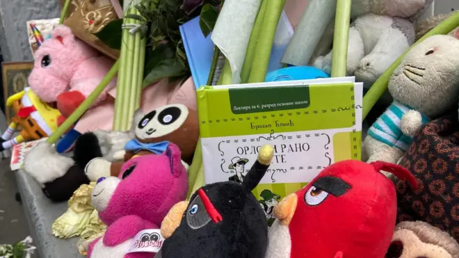 Igračke, cveće i knjiga ostavljeni ispred škole, u čast ubijenih