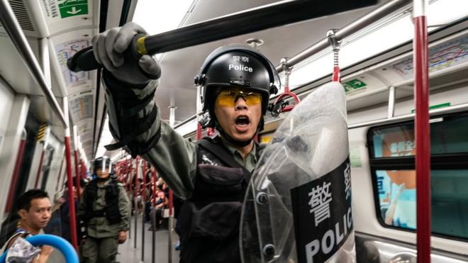 港鐵被指協助警方對付示威者。