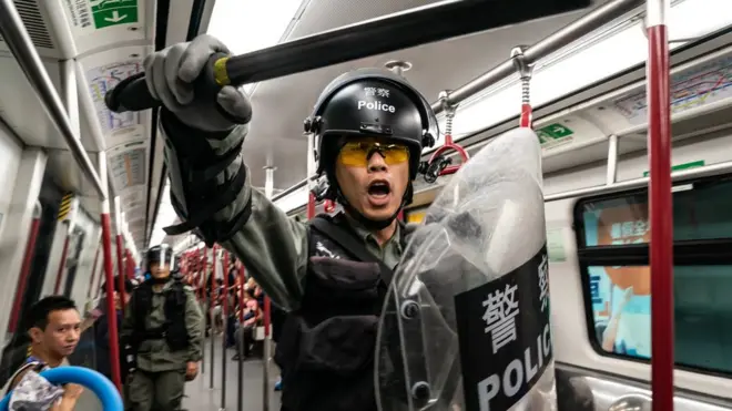 港铁被指协助警方对付示威者。