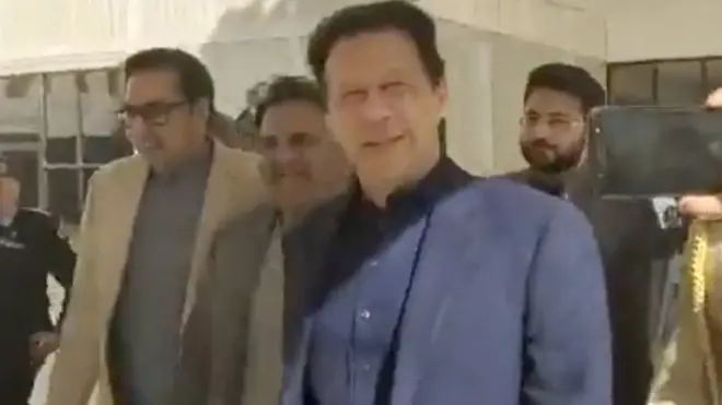 نیلی شلوار قمیض میں ملبوس وزیر اعظم عمران خان جب عدالت پہنچے تو کمرہ عدالت پہلے ہی اپنی گنجائش کے مطابق بھر چکا تھا