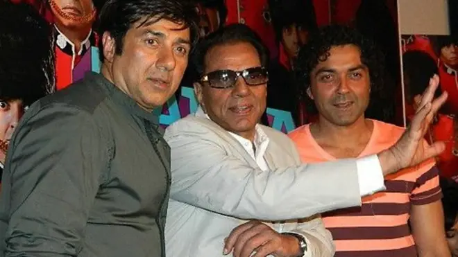 اس ہفتے پرسنلٹی آف دی ویک ہیں پالی وڈ کے ادکار دھرمیندر۔ ’دل بھی تیرا ہم بھی تیرے‘ سے اپنے فلمی کیریئر کا آغاز کرنے والے دھرمیندر کہتے ہیں کہ شہرت نہیں محبت اُن کا سرمایہ ہے۔