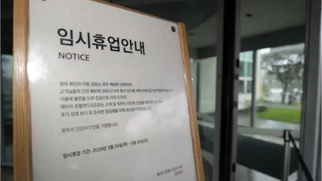 26일오전 제주 여행 후 서울 강남구 보건소에서 코로나19 확진 판정을 받은 미국 유학생이 묵은 서귀포시 표선면 해비치호텔&리조트에 임시 휴업 안내문이 세워져 있다