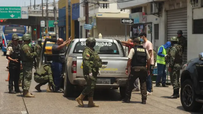 Policías y militares hacen redadas en las calles bajo el estado de excepción.