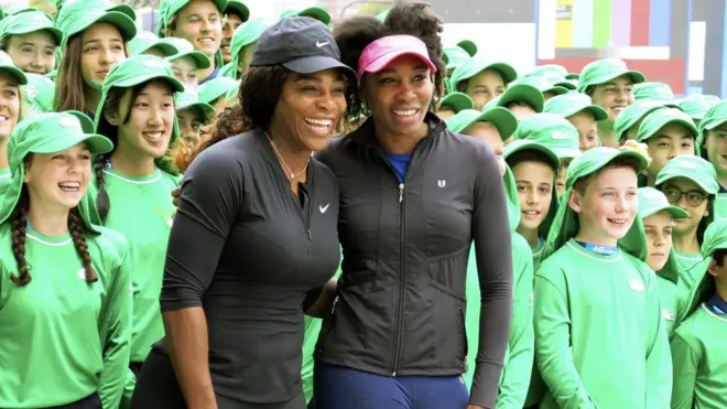 Сестры Уильямс Серена (слева) и Винус на открытии турнира в Австралии