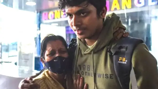 यूक्रेन से लौटे छात्र के साथ उसकी माँ