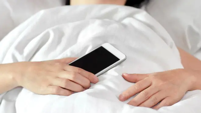 Спящая со смартфоном