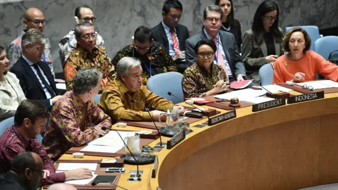 Ruang sidang pada Selasa (7/5) diwarnai dengan beragam motif batik dan tenun yang dikenakan para delegasi berbagai negara, termasuk Sekjen PBB Antonio Guterres.