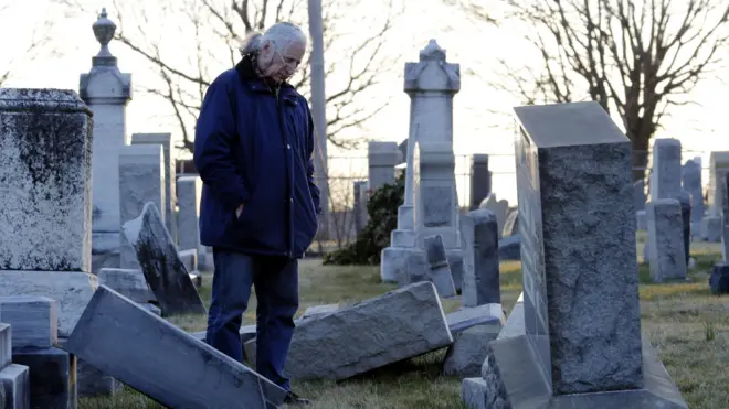 На оскверненном кладбище