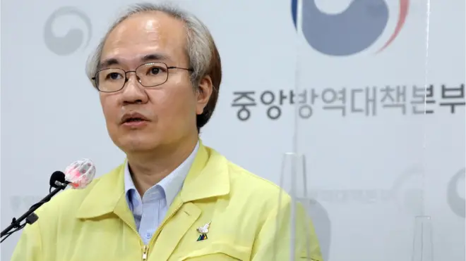 권준욱 중앙방역대책본부 부본부장이 10일 충북 청주시 질병관리본부 브리핑실에서 열린 코로나19 국내발생현황 브리핑을 하고 있다