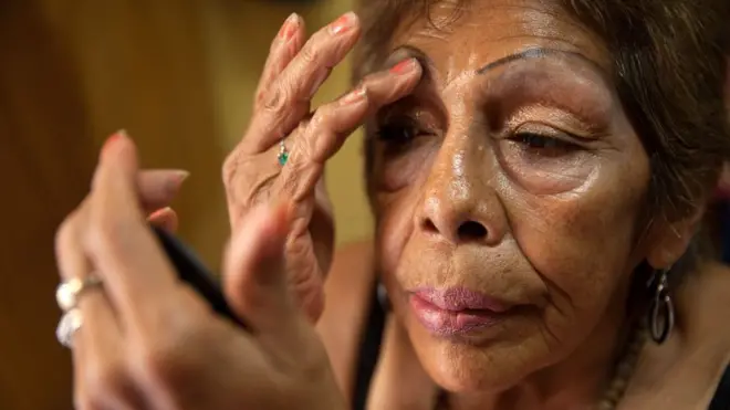 Luchita, salah seorang mantan pekerja seks yang juga tinggal di panti itu tengah merias diri.