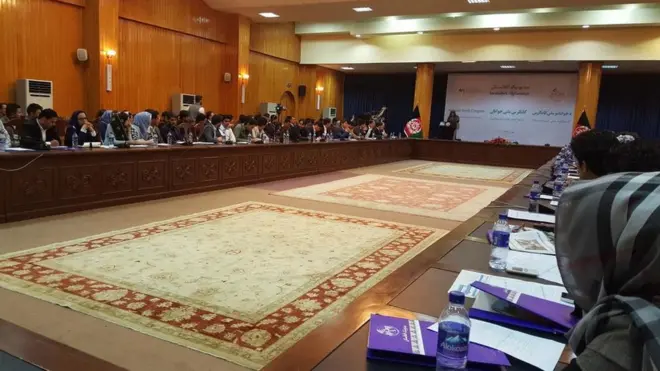 د ځوانانو په ننۍ غونډه کې یو شمېر ویناوالو پر افغان حکومت نیوکه وکړه چې د دوی په وینا ځوانانو ته یې پوره پام ندی کړی او ددوی له انرژۍ یې مثبته ګټه نده پوره کړې.