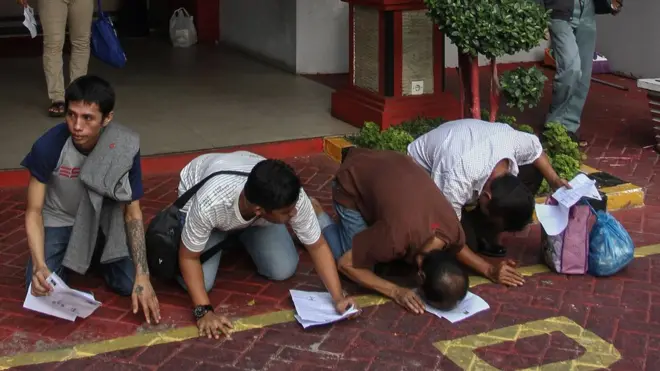 Warga binaan sujud syukur usai keluar dari Lembaga Pemasyarakatan saat Pengeluaran dan Pembebasan Narapidana dan Anak melalui Asimilasi dan Integrasi oleh Kemenkumham di Lapas Kelas IIA Pekanbaru, Riau, Jumat (3/4).