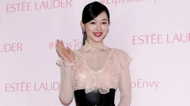 Sulli trong hình chụp tháng 2/2019. Cái chết của cô gái đã gây chấn động dư luận Hàn Quốc và thế giới