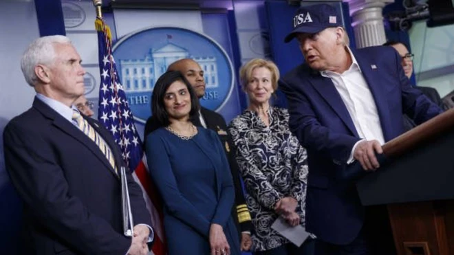 백악관 발표 중인 트럼프와 행정부