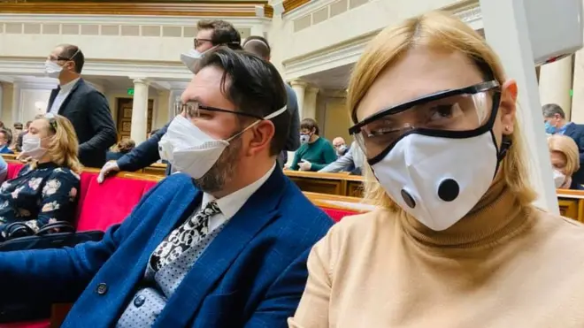 Внеочередное заседание Верховной Рады проходило в условиях повышенных мер безопасности: чтобы избежать распространения коронавируса среди депутатов, на входе в парламент им раздавали специальные маски и очки