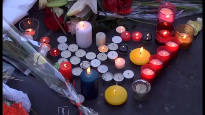 パリ・レピュブリック広場で襲撃の犠牲者を追悼