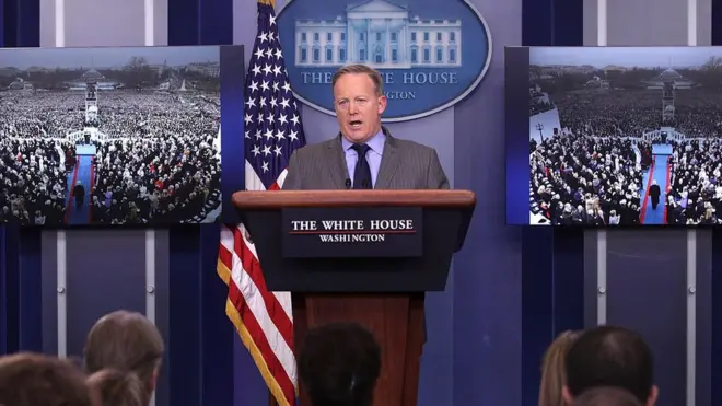 Представитель Белого дома Шон Спайсер заявил, что посмотреть на церемонию в центре столицы пришли около полутора миллионов человек