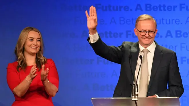 آنتونی آلبانیز در یک سخنرانی در کنار شریک زندگی خود