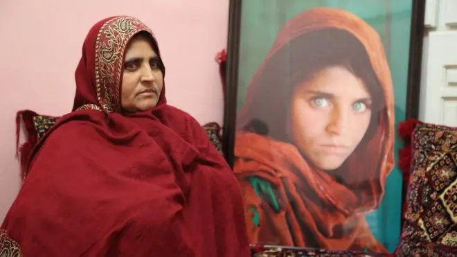 Sharbat Gula kando na picha yake aliyopigwa akiwa mtoto mkimbizi