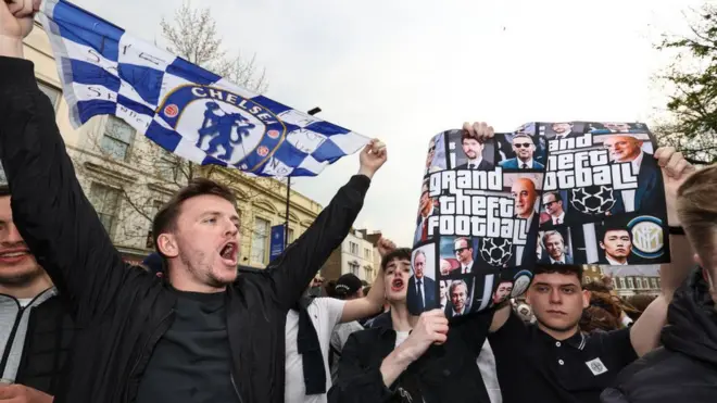 protesto eden chelase taraftarları