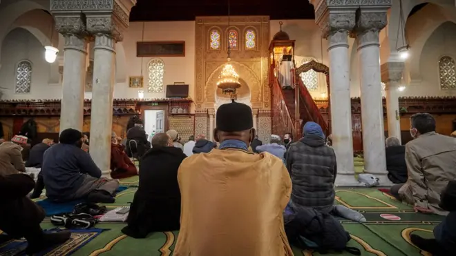 مسلمون في مسجد في باريس