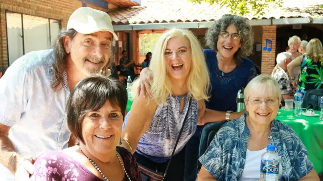 Una de las comunidades más grandes de estadounidenses en México está en Ajijic, Jalisco, en el margen del pintoresco río de Chapala.