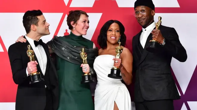 Maheršala Ali (desno) osvojio je Oskara za najboljeg sporednog glumca u filmu „Zelena knjiga". Na ovoj fotografiji pozira sa drugim dobitnicima Ramijem Malekom, Olivijom Kolman i Redžinom King