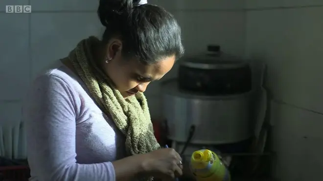 Karen haciendo mayonesa.