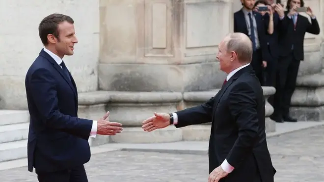 Российская официальная пресса больше не критикует Макрона, а ждет от него "возвращения Франции величия"