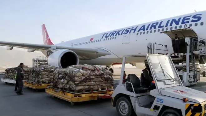 ګڼ مسافر وايي د افغانستان هوايي ډګرونو کې امکانات په نړیوالو معیارونو نه دي برابر او دوی له ستونزو سره مخ کېږي.