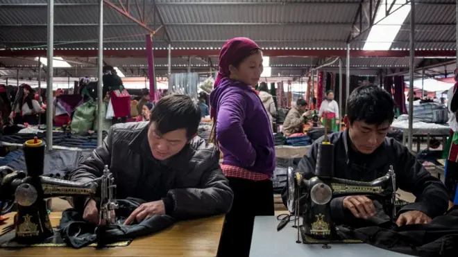 Thợ may ở chợ Đồng Văn, tỉnh Hà Giang