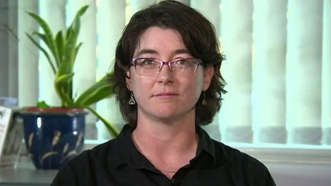 تعرضت سارة لاعتداء جنسي من قبل مدرس وأستاذ جامعي خلال دراستها