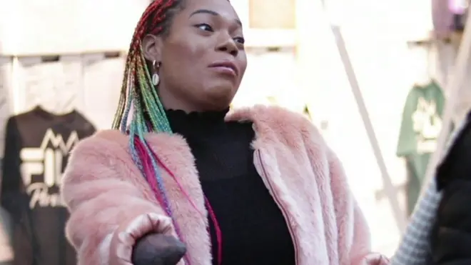 हातखुट्टा नभएकी हाना सामाजिक सञ्जाललाई आफ्नो आत्मविश्वास बढाउन प्रयोग गर्छिन्।