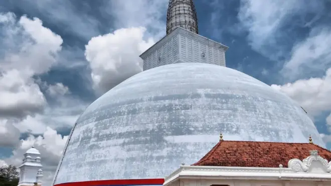 Sakvala Čakraja se tumači kao kosmološka karta, zvezdana karija i arhitektonski nacrt