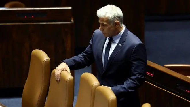 یائیر لاپید ۵۸ ساله که زمانی مجری خبر تلویزیون بود، تا زمان برگزاری انتخابات بعدی موقتا نخست وزیری اسرائیل را بر عهده خواهد گرفت