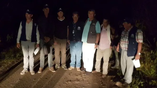 Wartawan yang dibebaskan (kedua dan ketiga dari kiri) dengan delegasi dari Kantor Ombudsman Kolombia.