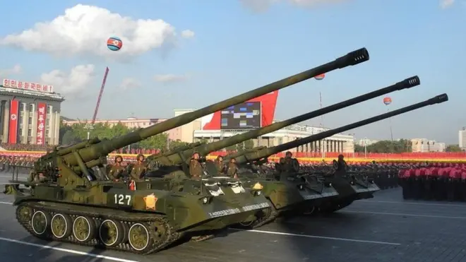 特朗普在新加坡当着金正恩的面调侃朝鲜的房地产开发潜力，大谈把大炮变成大楼的问题（turning cannons into condos）。