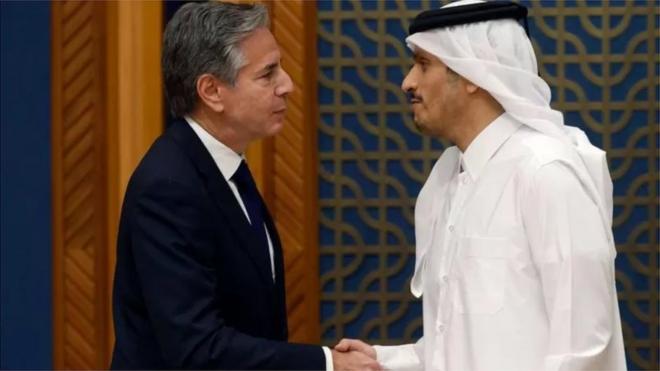 Le secrétaire d'État américain, Antony Blinken, et le ministre qatari des Affaires étrangères, Mohamed bin Abdulrahman Al Thani (à droite)