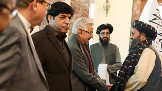 پاکستاني پلاوی د افغانستان ولسمشرۍ ماڼۍ کې له ملا عبدالغني برادر سره د لیدنې پر مهال