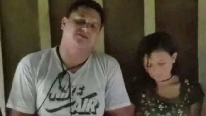 El gobierno mostró a la prensa el video de la pareja secuestrada.