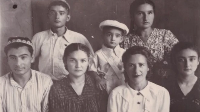 Бася ва Алмара Матқул хўжандлик қариндошлари орасида. 1950-йиллар