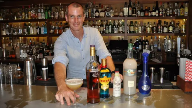 著名調酒大師馬保羅（Paul Mathew）用中國白酒和西方洋酒調製出新潮雞尾酒。