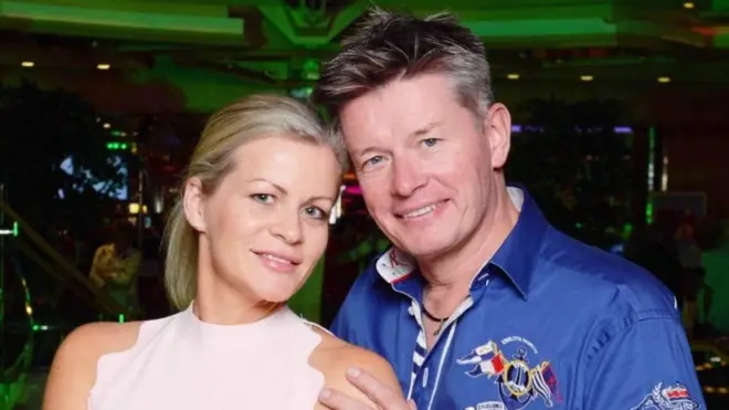 रिचर्ड मैसन अपनी डॉक्टर और वर्तमान में पत्नी एमा के साथ