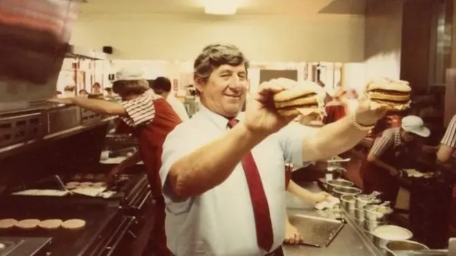 Ідея Деллігатті полягала в тому, щоб подвоїти всі елементи звичайного бургера